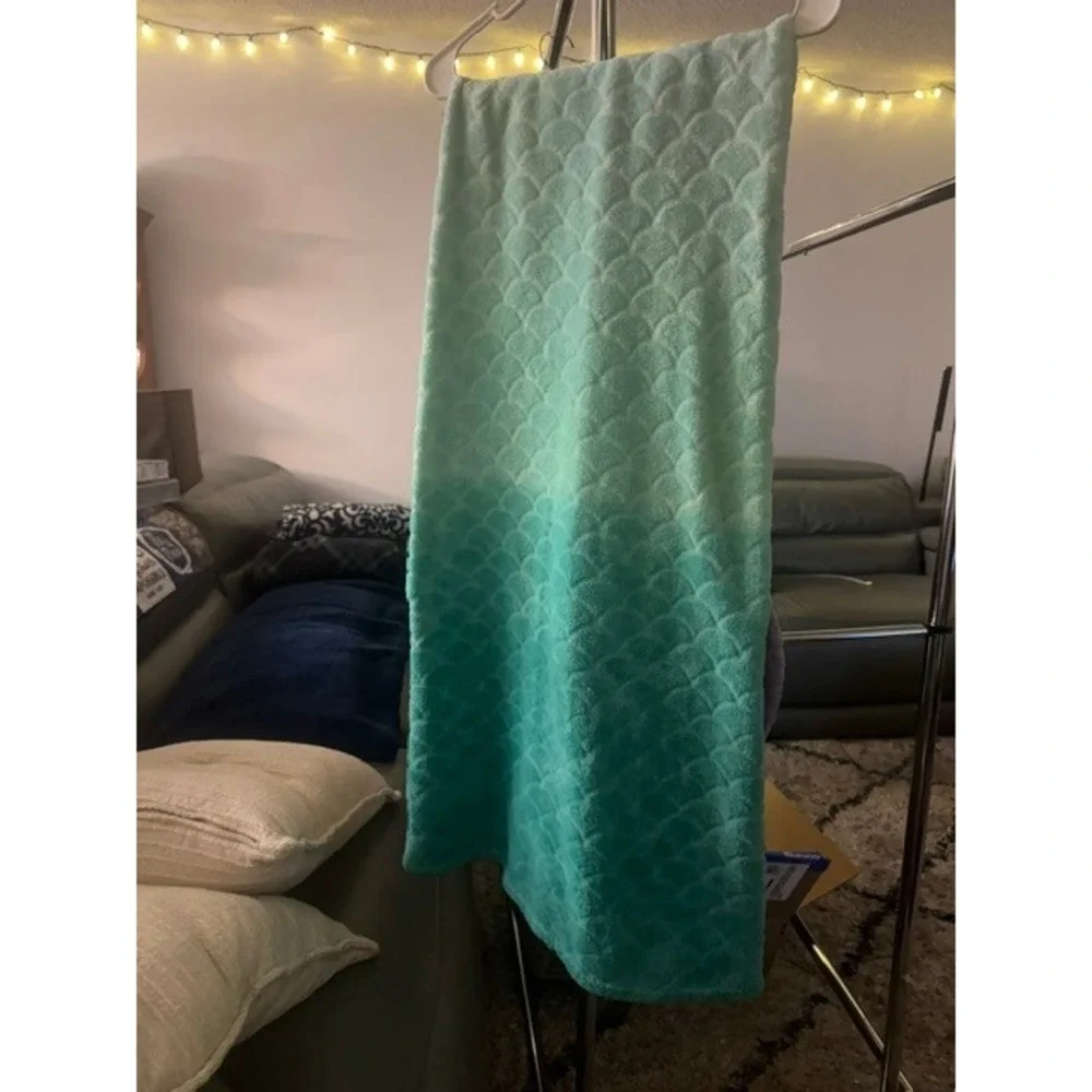 Pillowfort Mermaid Tail Wearable Blanket Teal Purple Ombre Scale Plush Throw